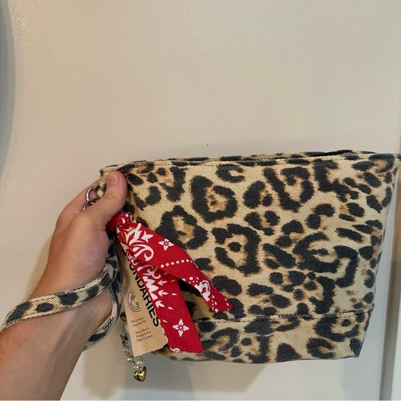 VIRAL No Boundaries Leopard Print Hobo Bag and Pouch with Keychain - Picture 6 of 8